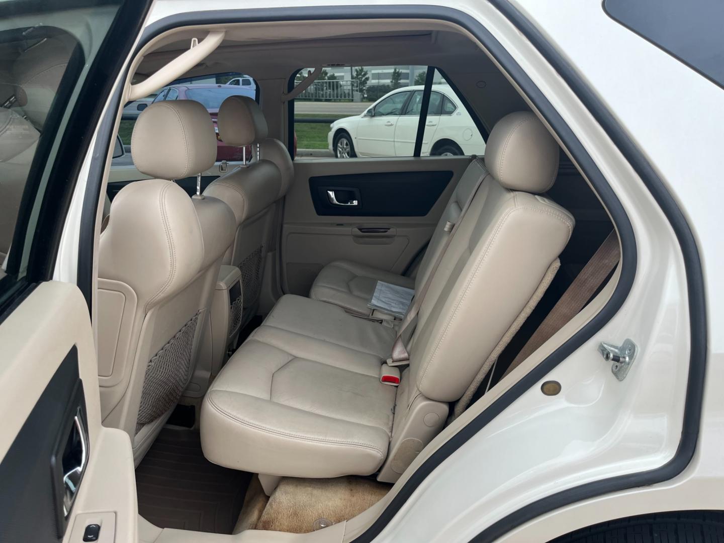 2005 white /TAN Cadillac SRX V6 (1GYEE637250) with an 3.6L V6 DOHC 24V engine, 5-Speed Automatic Overdrive transmission, located at 14700 Tomball Parkway 249, Houston, TX, 77086, (281) 444-2200, 29.928619, -95.504074 - Photo#9